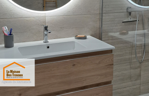 Meuble vasque moderne et éclairage LED : Sublimez votre salle de bain avec un meuble en bois épuré et un miroir LED pour une ambiance contemporaine et lumineuse.