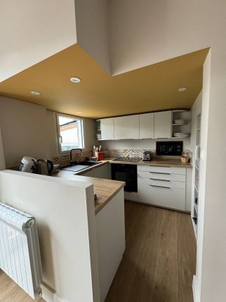 Cuisine ouverte sur le séjour après travaux de rénovation intérieure - Cholet 49300