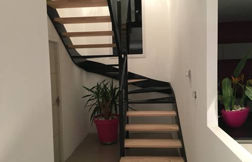 Départ de l'escalier en rez-de-chaussée avec 2 marches en métal pour accès palier bas - Magny-en-Vexin (95420)