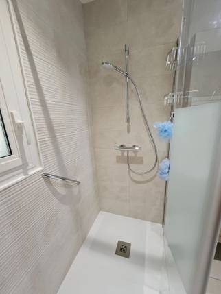 Rénovation de salle de bain avec accessoires d'accessibilité PMR - Solliès-Toucas 83210
