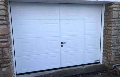 Installation d'une porte de garage blanche à Deauville