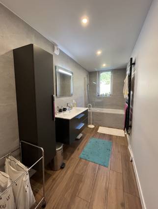 Vue d'ensemble de la salle de bain