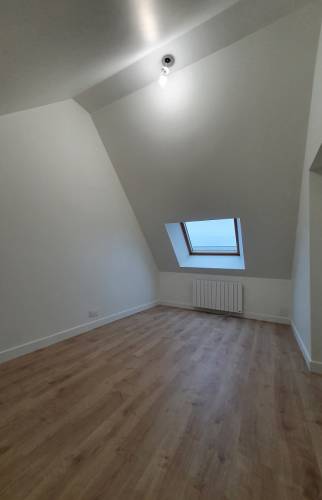 Chambre parentale aménagée dans les combles au-dessus du garage, projet terminé à Piré-Chanc