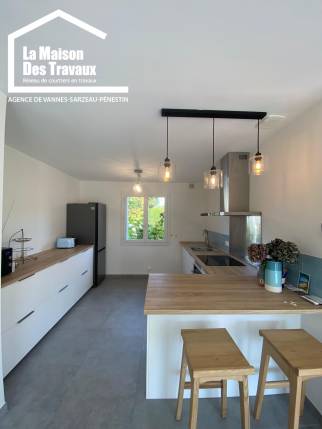 Aménagement de cuisine sur-mesure avec rangements pratiques, projet suivi par votre courtier en travaux à Arzon