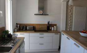 Cuisine blanche avec plans de travail bois