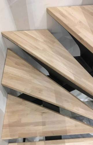 Marches en bois et limon acier