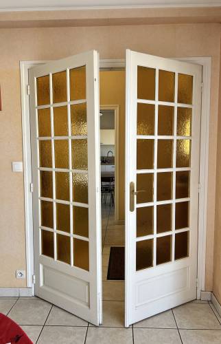 Porte avant rénovation de maison à Chartres-de-Bretagne