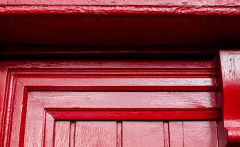 Porte d'entrée en bois totalement rénovée