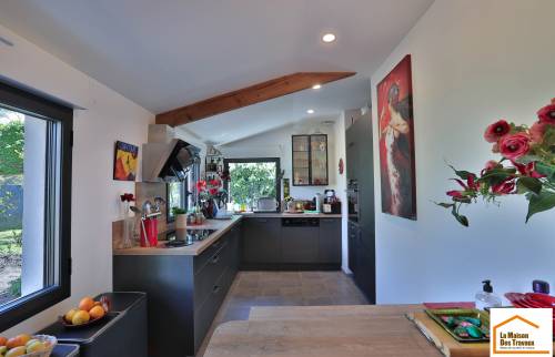 Rénovation d’un ancien atelier en cuisine moderne à Saint-André-les-Vergers après