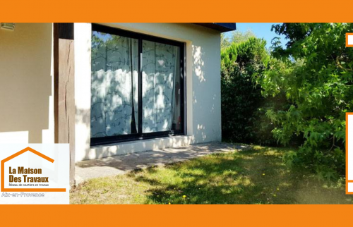 Pose d’un coulissant sur mesure en aluminium noir dans une maison à Venelles, avec adaptation de la toiture pour une intégration parfaite.