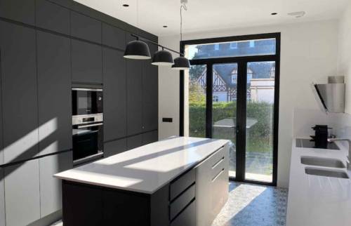 Une large baie vitrée