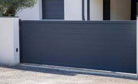 Portailcl coulissant autoportant aluminium plein à Douarnenez (29100)