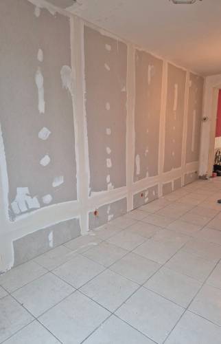 Salon rénové avec murs en placo neufs et isolation à Harnes.