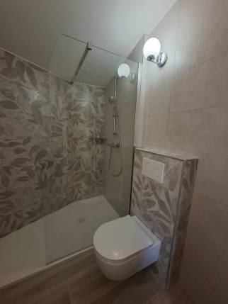 Rénovation de salle de bain avec douche sur mesure et WC suspendu - Meximieux 01800