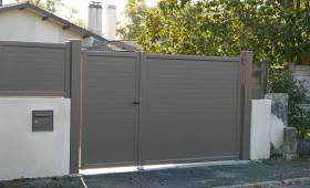 Portail motorisé autoportant en alu revêtement gris clair ave portillon et grille de protection assortis- Cassis - 13260 - 