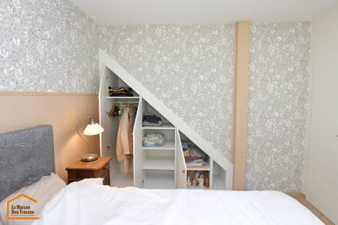 pose de placard dans une chambre