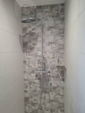 Rénovation de salle de bain avec faïence murale décorative dans la douche - Ambérieu-en-Bugey 01500