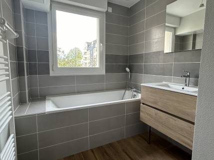 Salle de bain avec baignoire (Caen 14000)