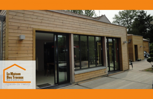 Zoom sur l’extension bois avec baies vitrées noires à Jussey : confort, lumière et style.