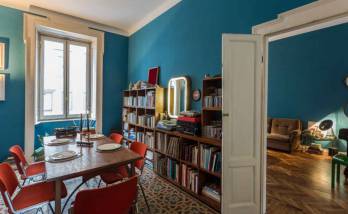 les murs bleu turquoise font ressortir les nouveaux sols - Rénovation appartement - 75011 Paris