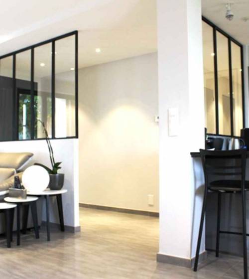 Aménagement d'un salon et une cuisine avec un bar 