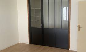 Salon d'un appartement avec verrière (porte fermée) à ALÉS 30100