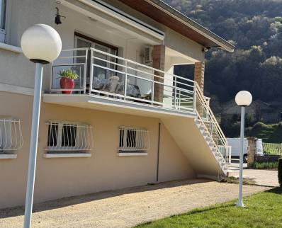 vue de côté avec le balcon et les lampadaires
