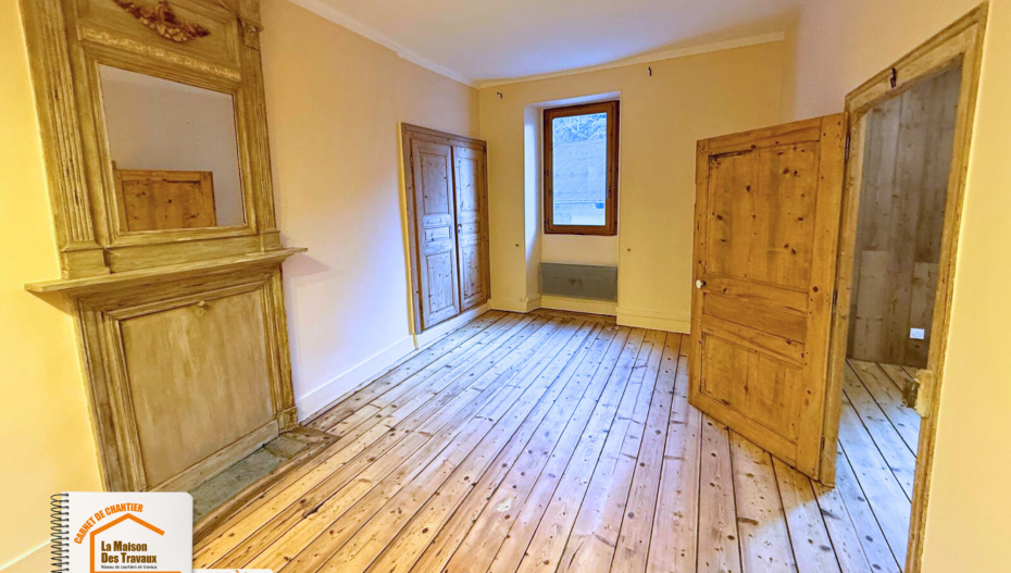 bardage bois intérieur appartement, ambiance chalet moderne, rénovation plafond spots LED, modernisation appartement Beaufort, rénovation habitat montagne