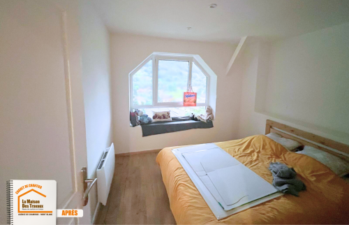 espace de vie sous combles, maison confortable Sallanches, rénovation pour famille, pièce lumineuse sous toit, combles pratiques et esthétiques