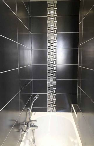 Salle de bain noire avec baignoire