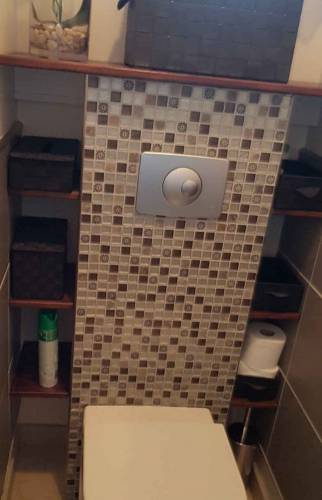 Rangements agencés autour du WC suspendu - Auxerre (89).