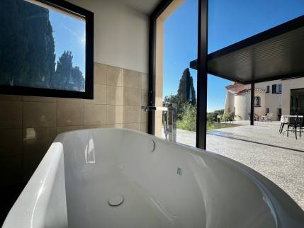 Pose d'une baignoire îlot à Agay