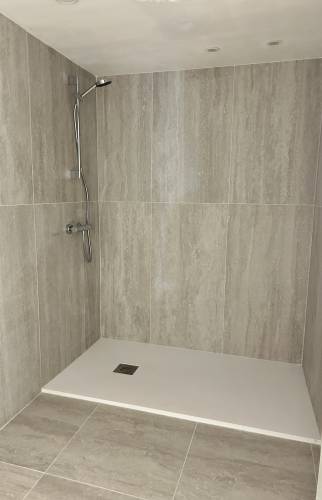 pose faïence travertin 60x120cm rénovation de salle de bain moderne