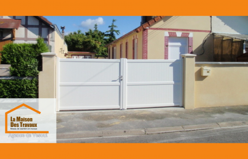 Portail en PVC blanc sur mesure installé à Vesoul, alliant esthétique moderne, robustesse et entretien minimal.