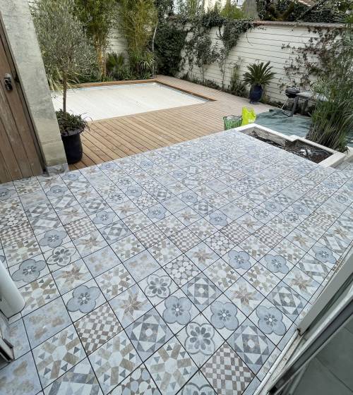 Création de terrasse en carreaux de ciment et aménagement de contours de piscine - Solliès-Pont 83210