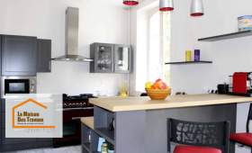 Rénovation d’une cuisine moderne près d’Agen par La Maison Des Travaux d’Agen. Îlot central, meubles gris et ambiance lumineuse.