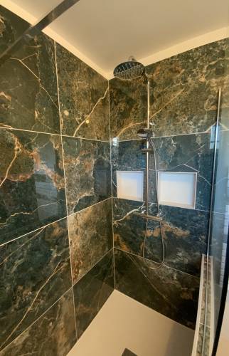 Carrelage marbré noir douche La Maison Des Travaux Alès