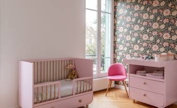 Chambre d'enfant en bas âge décorée de rose et de fleurs à Paris 8e