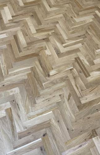 pose en pointe de Hongrie d'un parquet massif 