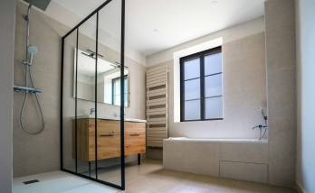 Ecully (69130) : rénovation complète d'une salle de bains avec baignoire, douche et meuble double vasque