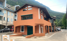 maison de village rénovation, façade ocre et blanc, rénovation extérieure Megeve, artisan local façade, conseil courtier travaux montagne