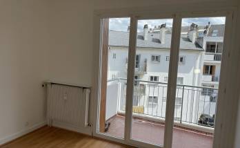 Le salon a été repeint et le parquet a été poncé