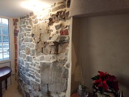 Jointoiement des murs en pierres de l'entrée