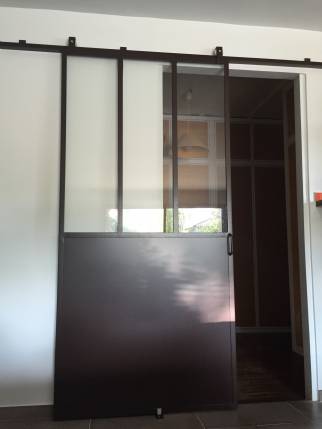 Fourniture et pose d'une porte d'atelier vitrée coulissante, Maison Champagne au Mont D'Or