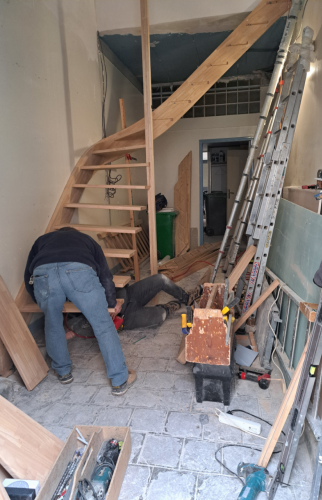 Pose des marches et des contremarches sur l'escalier