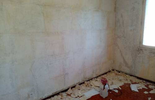 chambre avec revêtement de sol en cours de rénovation à Alès 30100