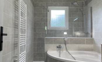 douche avec receveur extra plat et belle baignoire d'angle