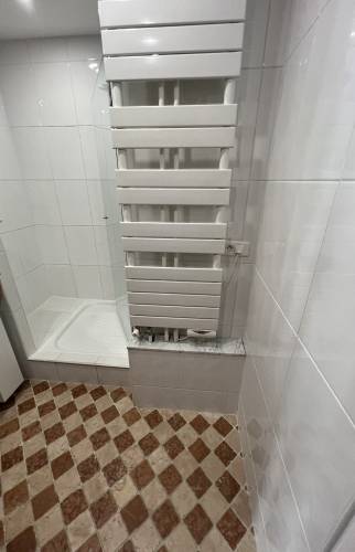 coin douche dans cette salle d'eau avant travaux - Le Chesnay
