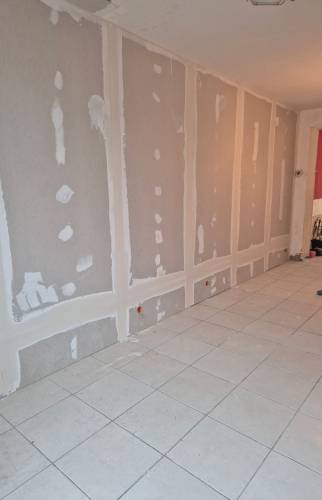 Salon rénové avec murs en placo neufs et isolation à Harnes.