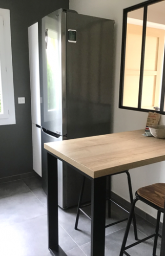 Table d'appoint fixée à la cloison sous verrière